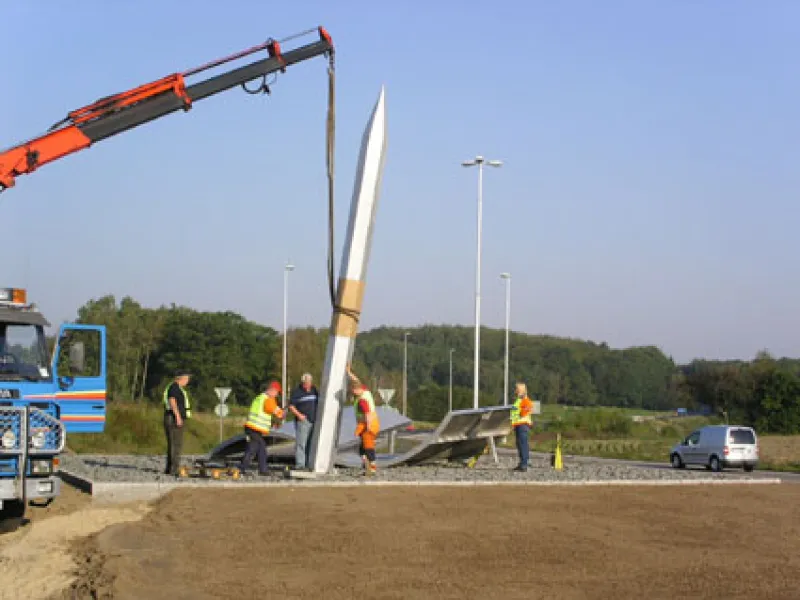 Montering av skulpturgr.i Jämshögs rondellen, väg 121. 2006