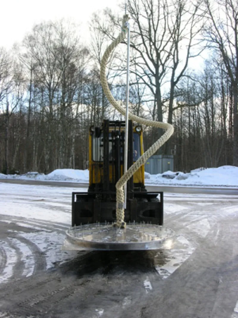 Tillverkningsprocess. Efter allt svetsningsarbete och böjning av den massiva aluminiunstången, börjar pådragning av repet som var en del av arbete för att sedan lägga på reprullen...
