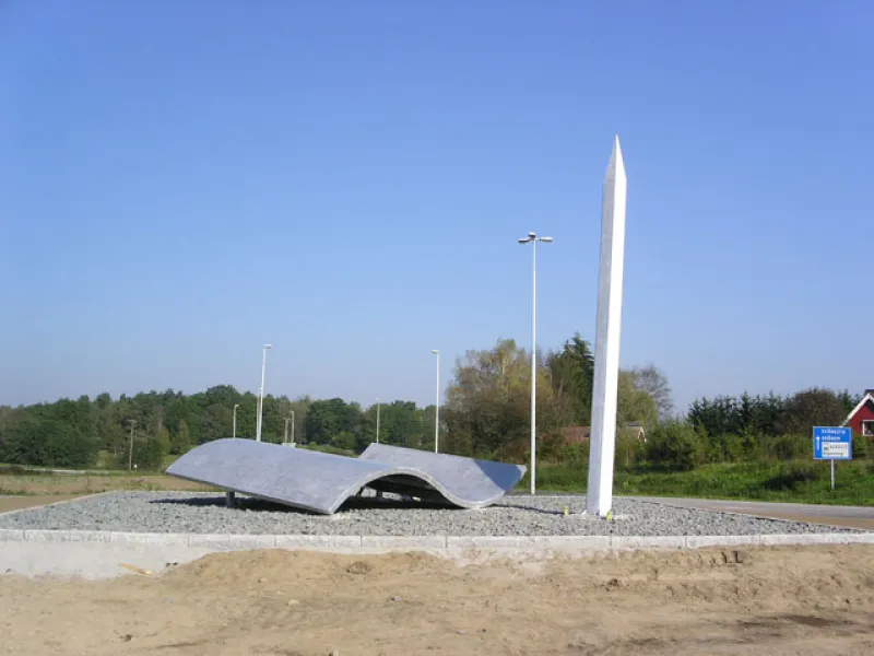 PENNANS MAKT 2006 pennan 7 m hög, abstakt blad 5,5 x 4 m ytbehandlad aluminum.Signum:Harry Matrinsons födelsebygd
